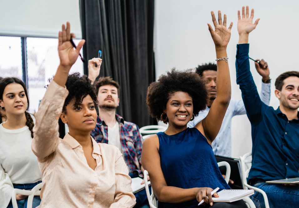 conferência de síndicos - plateia engajada em palestra sobre gestão condominial com especialistas