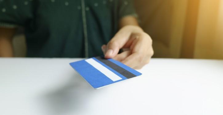 gestão financeira de condomínios - síndico analisando extrato bancário de conta individualizada