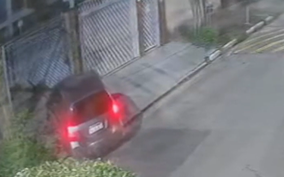 segurança condominial - câmera de monitoramento captura carro suspeito à noite em área condominial