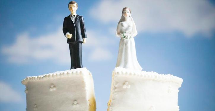 inadimplência no condomínio - casal em processo de divórcio com documento de imóvel sobre a mesa
