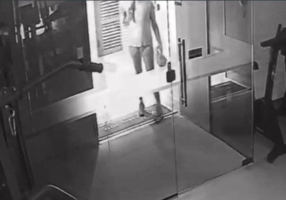 conduta antissocial condomínio - moradora entrando em academia de condomínio registrada por câmera de segurança