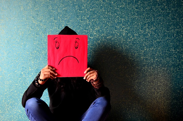 riscos psicossociais condomínio - trabalhador demonstrando tristeza e insatisfação no ambiente de trabalho