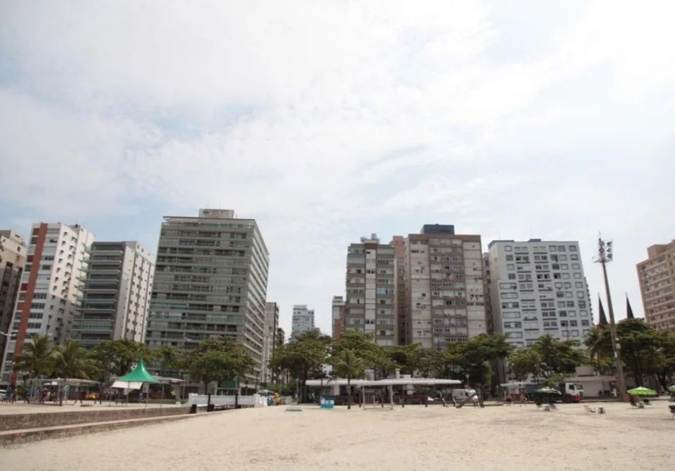 prédios inclinados Santos - vista panorâmica do calçadão à beira-mar com edifícios residenciais altos ao fundo