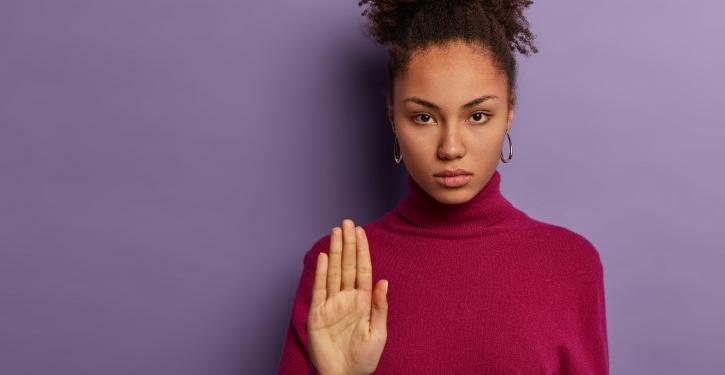 convivência em condomínio - síndico analisando câmeras de segurança em academia de condomínio