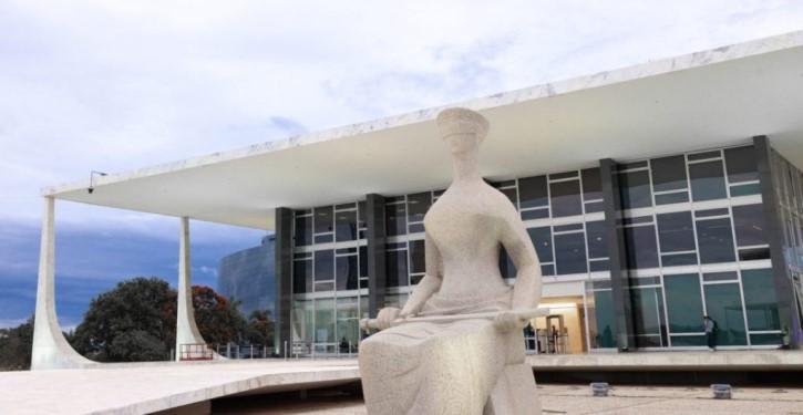 NR-1 riscos psicossociais - síndico analisando programa de gerenciamento de riscos em condomínio