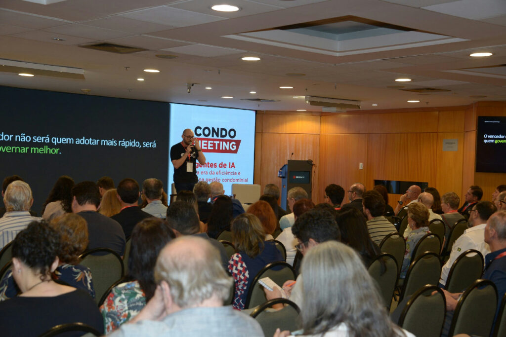 inteligência artificial gestão condominial - palestrante apresentando agentes de IA no Condo Meeting do Secovi-SP para síndicos e administradoras