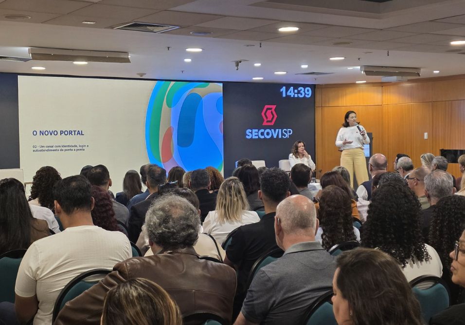 gestão condominial - apresentação no SECOVI-SP com telão exibindo novo portal digital para administradoras e condomínios
