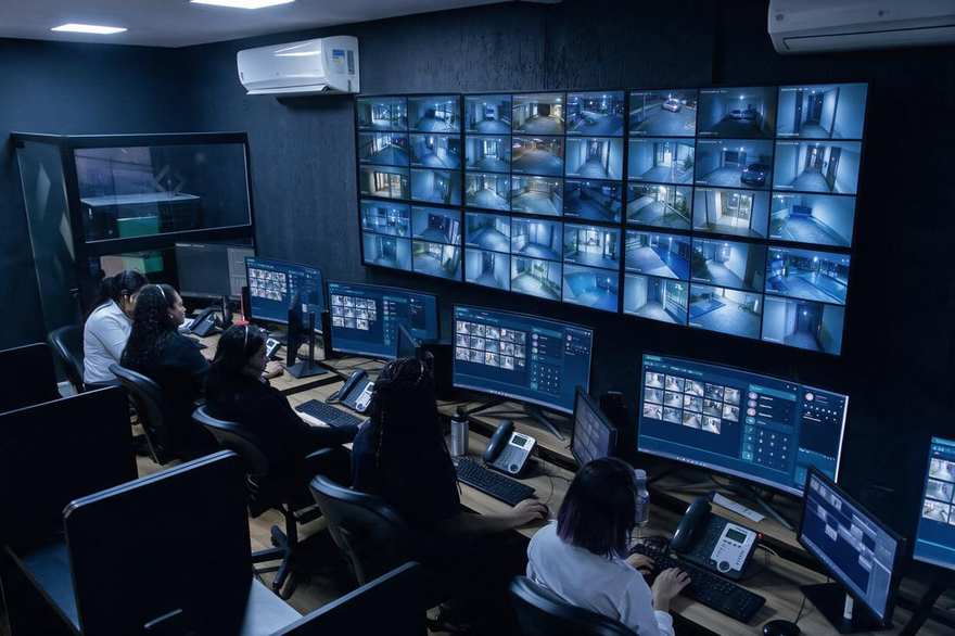 Central de monitoramento da Safer com operadores acompanhando as câmeras em tempo real