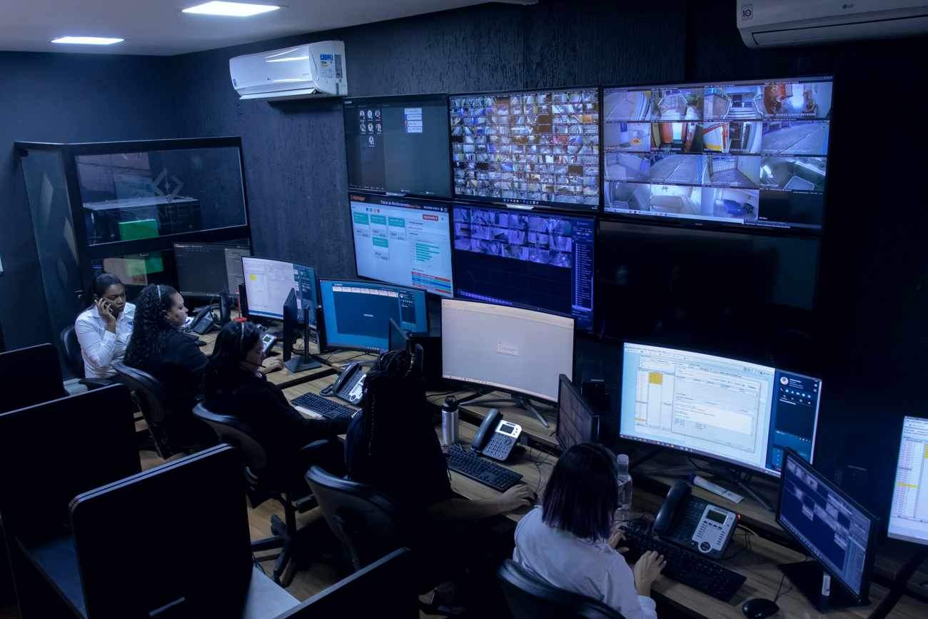 Totem Safer iluminado em operação noturna