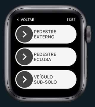 Apple Watch abrindo os portões do condomínio pelo app Safer